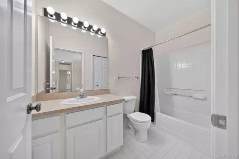 Bath - 1450 Devon Ln #128, Troy, MI 48084 photo 1 of 5