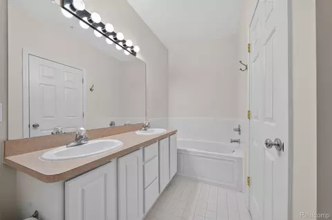 Bath - 1450 Devon Ln #128, Troy, MI 48084 photo 5 of 5