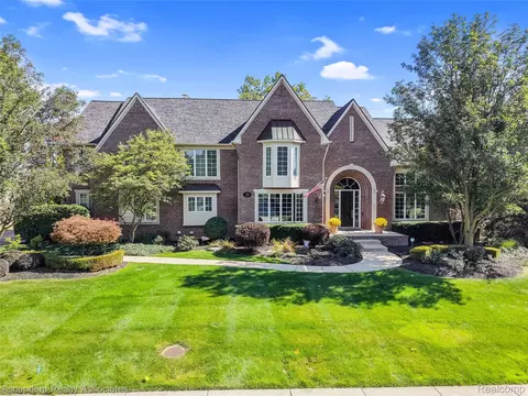 734 Wellington Cir, Rochester Hills, MI 48309