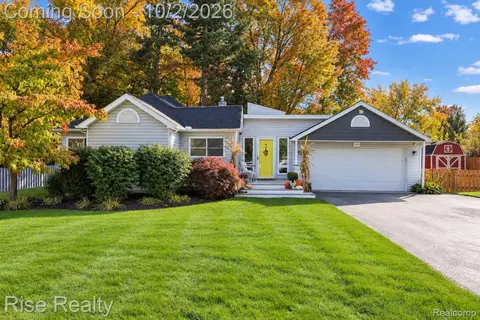 1870 Orchid St, Waterford, MI 48328