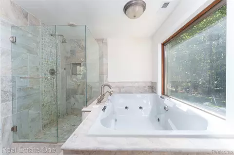 Bath - 15060 Van Syckle Ct, Unadilla, MI 48137 photo 1 of 3