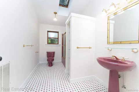 Bath - 15060 Van Syckle Ct, Unadilla, MI 48137 photo 2 of 3