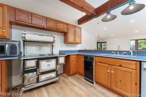 Kitchen - 15060 Van Syckle Ct, Unadilla, MI 48137 photo 2 of 2