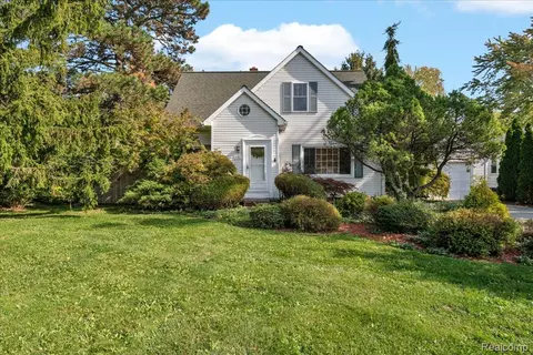261 Preston Ave, Waterford, MI 48328