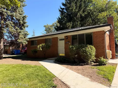 25800 Pine View Ave, Warren, MI 48091