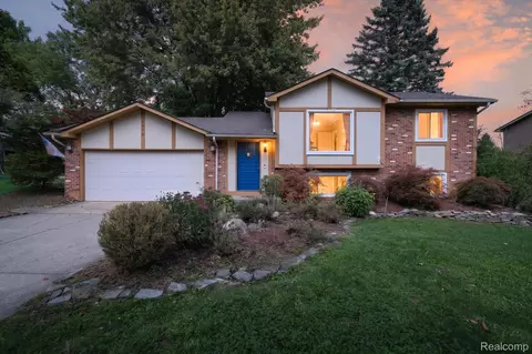 1570 S Boulevard Blvd W, Rochester Hills, MI 48309