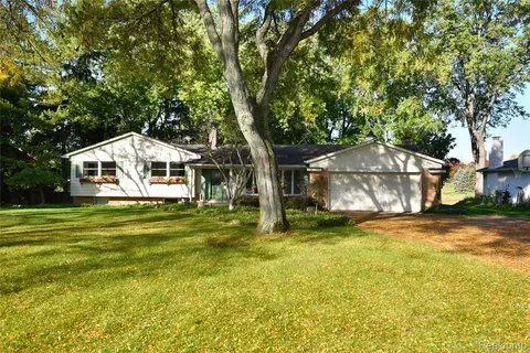 833 Fieldstone Dr, Rochester Hills, MI 48309