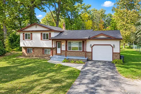 1041 Davenport Dr, Burton, MI 48529