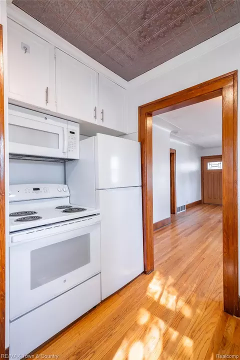 Kitchen - 701 Saint Clair Ave, Flint, MI 48504 photo 2 of 2