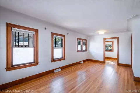 Living - 701 Saint Clair Ave, Flint, MI 48504 photo 2 of 2