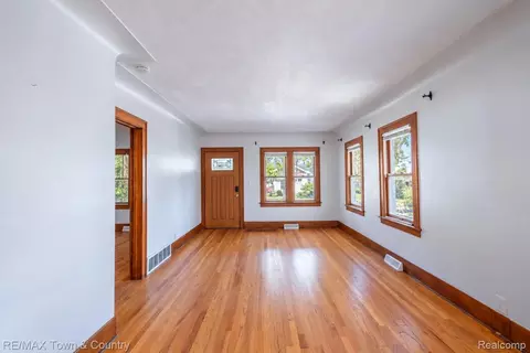 Living - 701 Saint Clair Ave, Flint, MI 48504 photo 1 of 2
