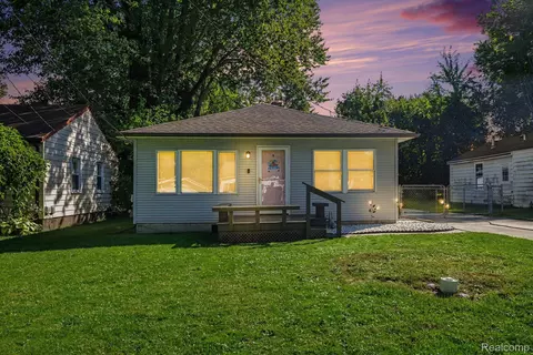 39276 Charbeneau St, Clinton Township, MI 48036