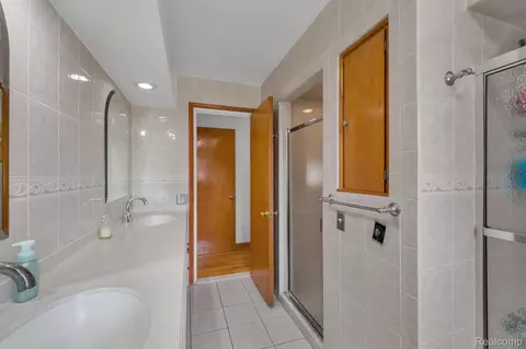 Bath - 7771 Esper Blvd, Dearborn, MI 48126 photo 3 of 7