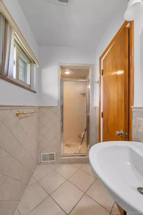 Bath - 7771 Esper Blvd, Dearborn, MI 48126 photo 5 of 7