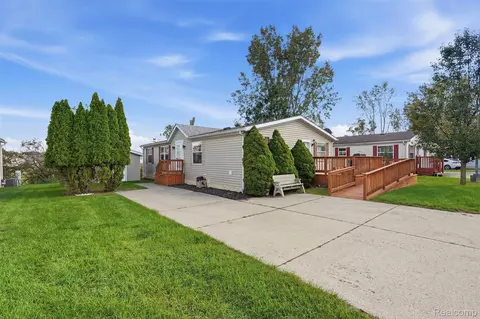 964 Indian Creek Dr, Howell, MI 48843