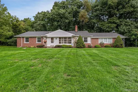 24800 N Cromwell Dr, Franklin, MI 48025