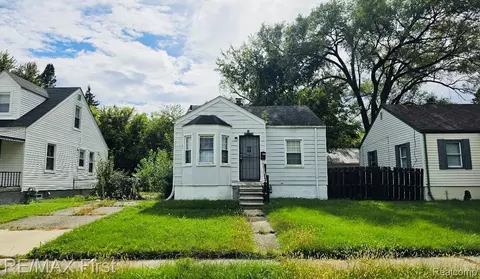 18914 Elkhart St, Harper Woods, MI 48225