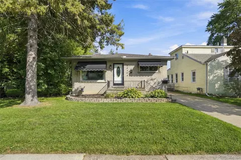 24344 Rosebud Ave, Eastpointe, MI 48021