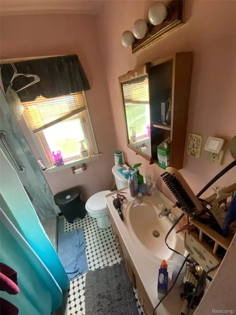 Bath - 4643 Winifred St, Wayne, MI 48184 photo 1 of 2