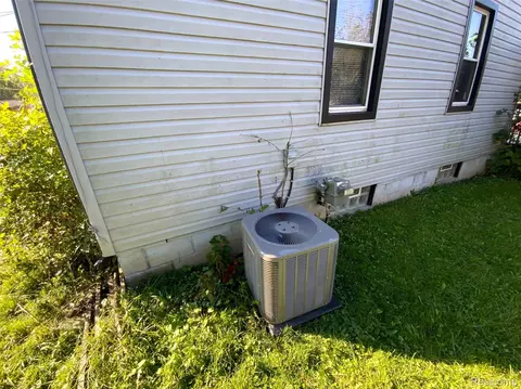 Exterior - 4643 Winifred St, Wayne, MI 48184 photo 4 of 6