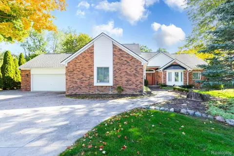 24924 Glenda St, Novi, MI 48375