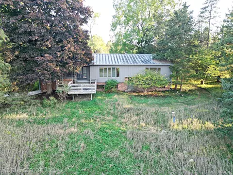 895 Rowe Rd, Milford, MI 48380