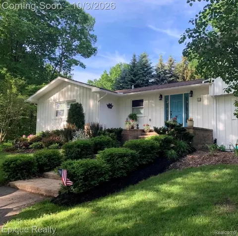 5355 Bullard Rd, Fenton, MI 48430