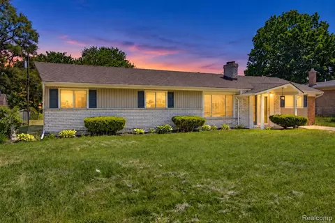 51056 Fairlane Dr, Shelby Township, MI 48316