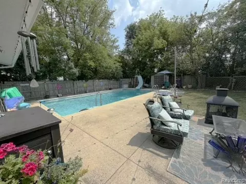 Exterior - 1069 Elodie Dr, Flint, MI 48532 photo 3 of 8