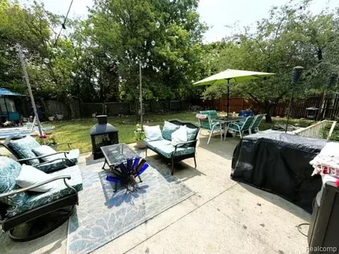 Exterior - 1069 Elodie Dr, Flint, MI 48532 photo 4 of 8