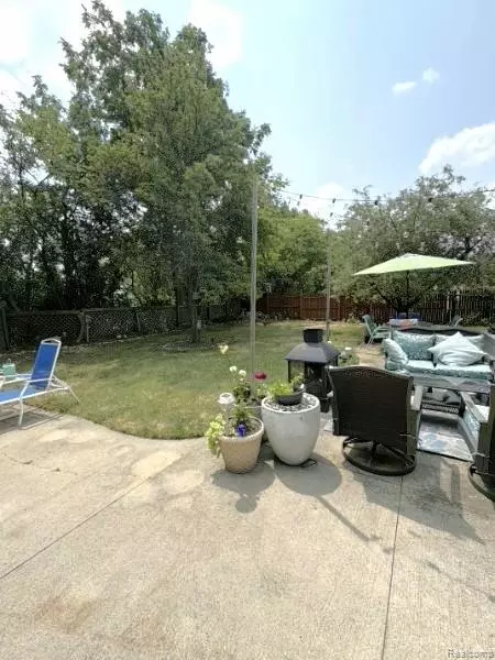 Exterior - 1069 Elodie Dr, Flint, MI 48532 photo 5 of 8