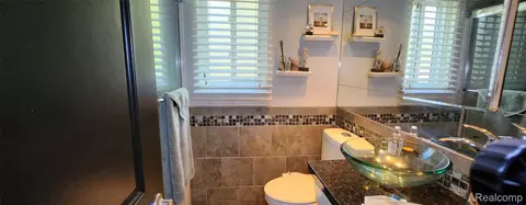 Bath - 1069 Elodie Dr, Flint, MI 48532 photo 1 of 2
