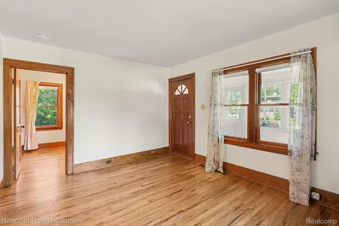 Living - 419 John M Ave, Clawson, MI 48017 photo 2 of 5