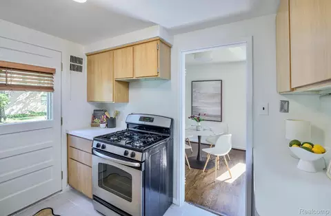 Kitchen - 622 Graefield Ct, Birmingham, MI 48009 photo 2 of 2