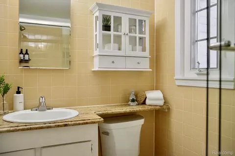 Bath - 622 Graefield Ct, Birmingham, MI 48009 photo 2 of 2
