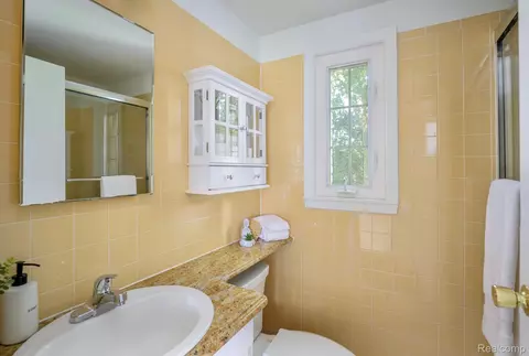 Bath - 622 Graefield Ct, Birmingham, MI 48009 photo 1 of 2