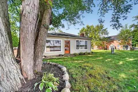 14344 Edgewater Dr, Dexter, MI 48137