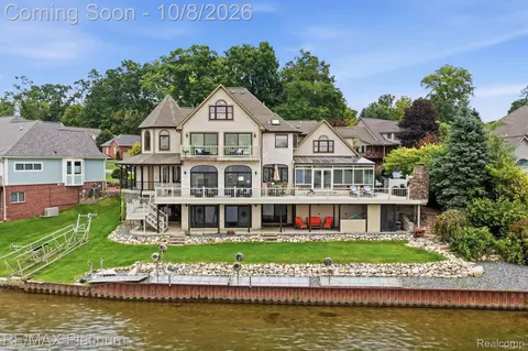 997 Thompson Shore Dr, Howell, MI 48843