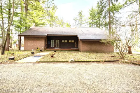 32674 Bingham Ln, Bingham Farms, MI 48025