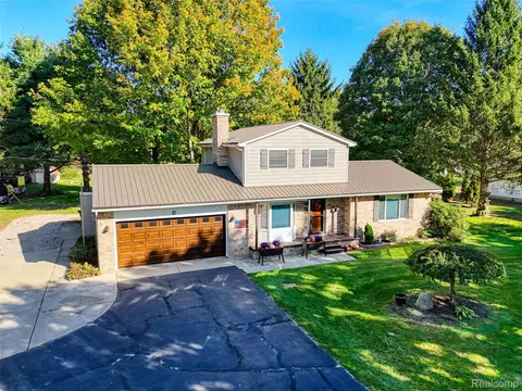 81 Groveland Dr, Marion, MI 48843