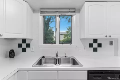 Kitchen - 1101 Mohawk Ave, Flint, MI 48507 photo 4 of 5