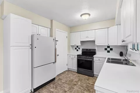 Kitchen - 1101 Mohawk Ave, Flint, MI 48507 photo 3 of 5