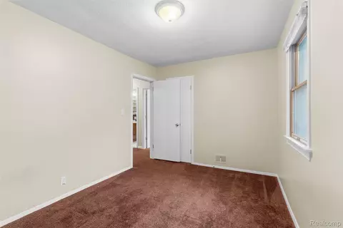 Bedroom - 1101 Mohawk Ave, Flint, MI 48507 photo 4 of 6