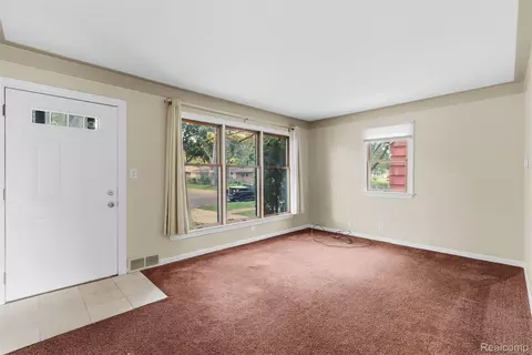 Living - 1101 Mohawk Ave, Flint, MI 48507 photo 2 of 3