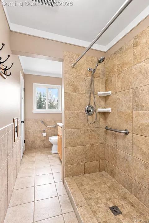 Bath - 27262 Thomas Ave, Warren, MI 48092 photo 2 of 5