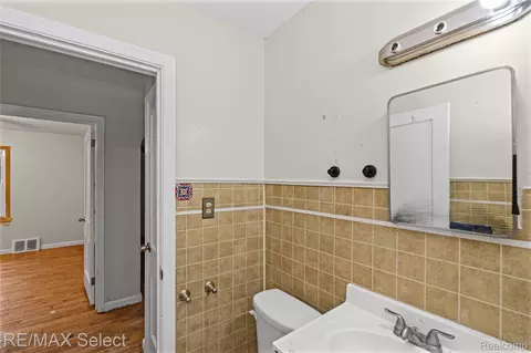 Bath - 723 Waldman Ave, Flint, MI 48507 photo 2 of 2