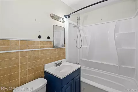 Bath - 723 Waldman Ave, Flint, MI 48507 photo 1 of 2