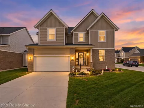 47375 Bayside Cir E, Chesterfield, MI 48047