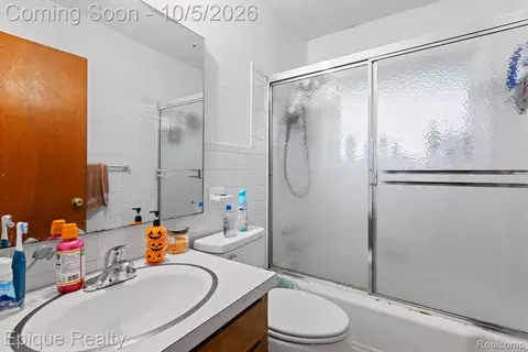 Bath - 1231 Vine St, Adrian, MI 49221 photo 1 of 2