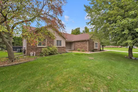 19157 Hillcrest St, Livonia, MI 48152